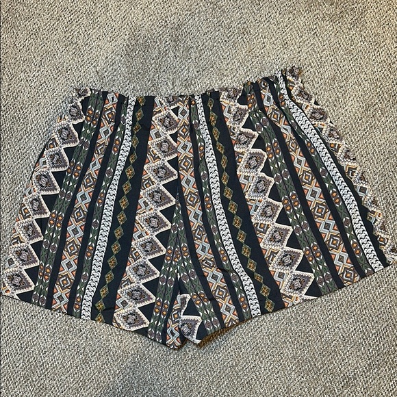 SHEIN Pants - SHEIN Geometric Patterned Women's Shorts